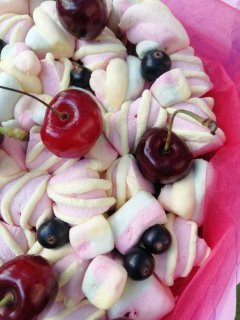 Съедобная композиция &laquo;Сладкоежка&raquo;