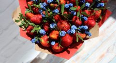 Съедобный букет из клубники