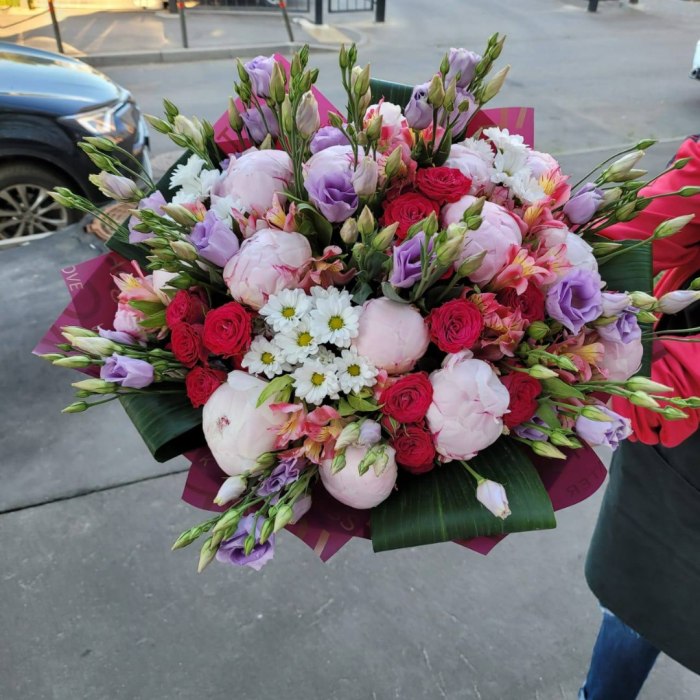 Букет с пионами и эустомой «Великолепие» — доставка цветов Балашихе